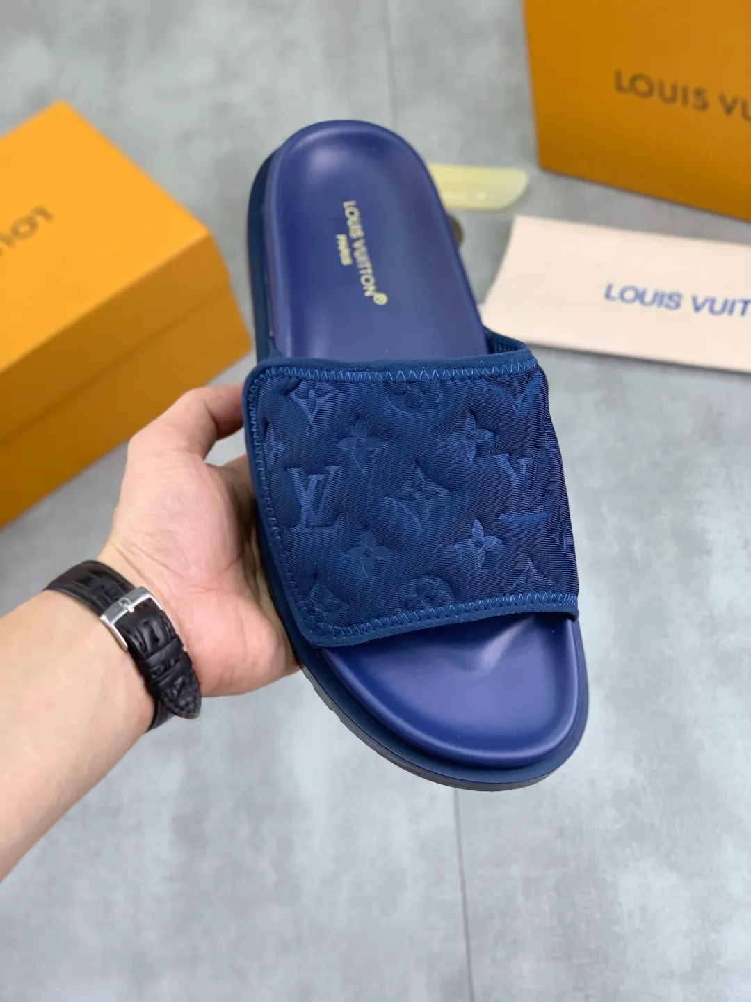Men's shoes 💰P320 💰[New style]🆘 Original quality [LOUIS VUITTON] The popular Louis Vuitton LV men's slippers on the official website are on sale simultaneously! Original fabric imported from Italy, original factory special supply, code number: 38-44 (45 customized), many colors available